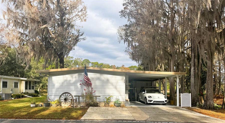 Property photo for 107 ROYAL PALM DRIVE, Leesburg, FL