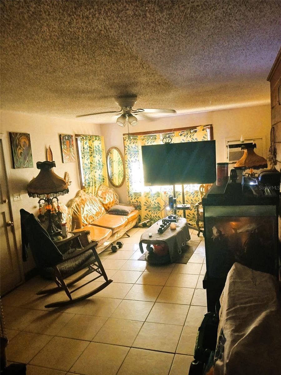 617 W HOWRY AVENUE, Deland, FL 32720 salisbury livingroom