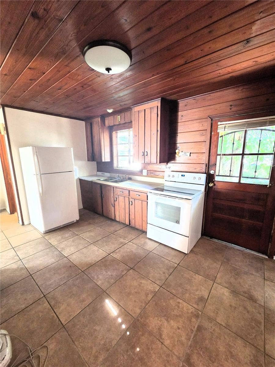 617 W HOWRY AVENUE, Deland, FL 32720 617 W HOWRY AVENUE, Deland, FL 32720