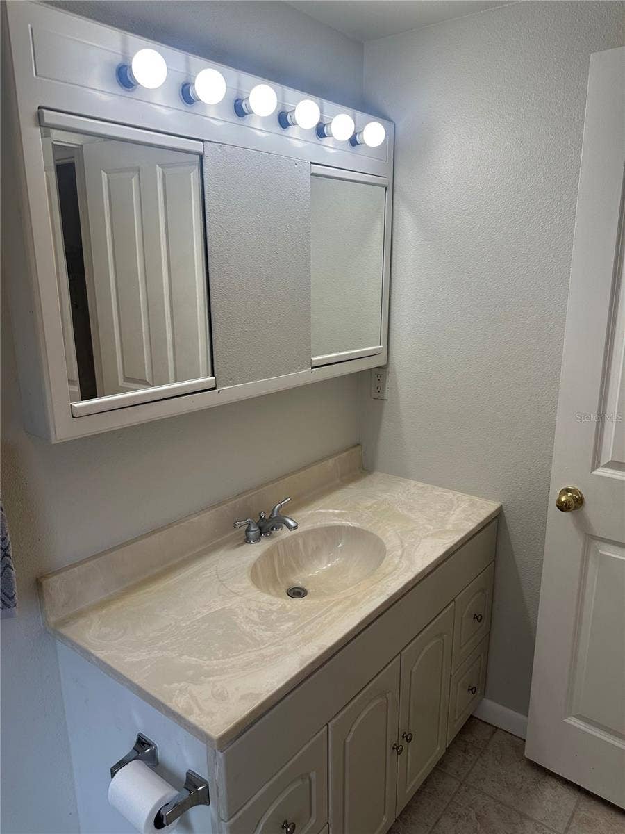204 W 36TH STREET W, Bradenton, FL 34205 EN SUITE VANITY