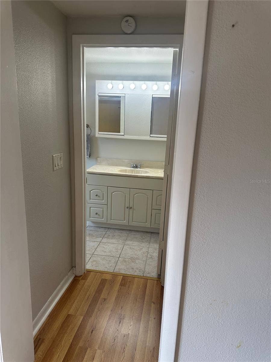 204 W 36TH STREET W, Bradenton, FL 34205 EN SUITE BATHROOM