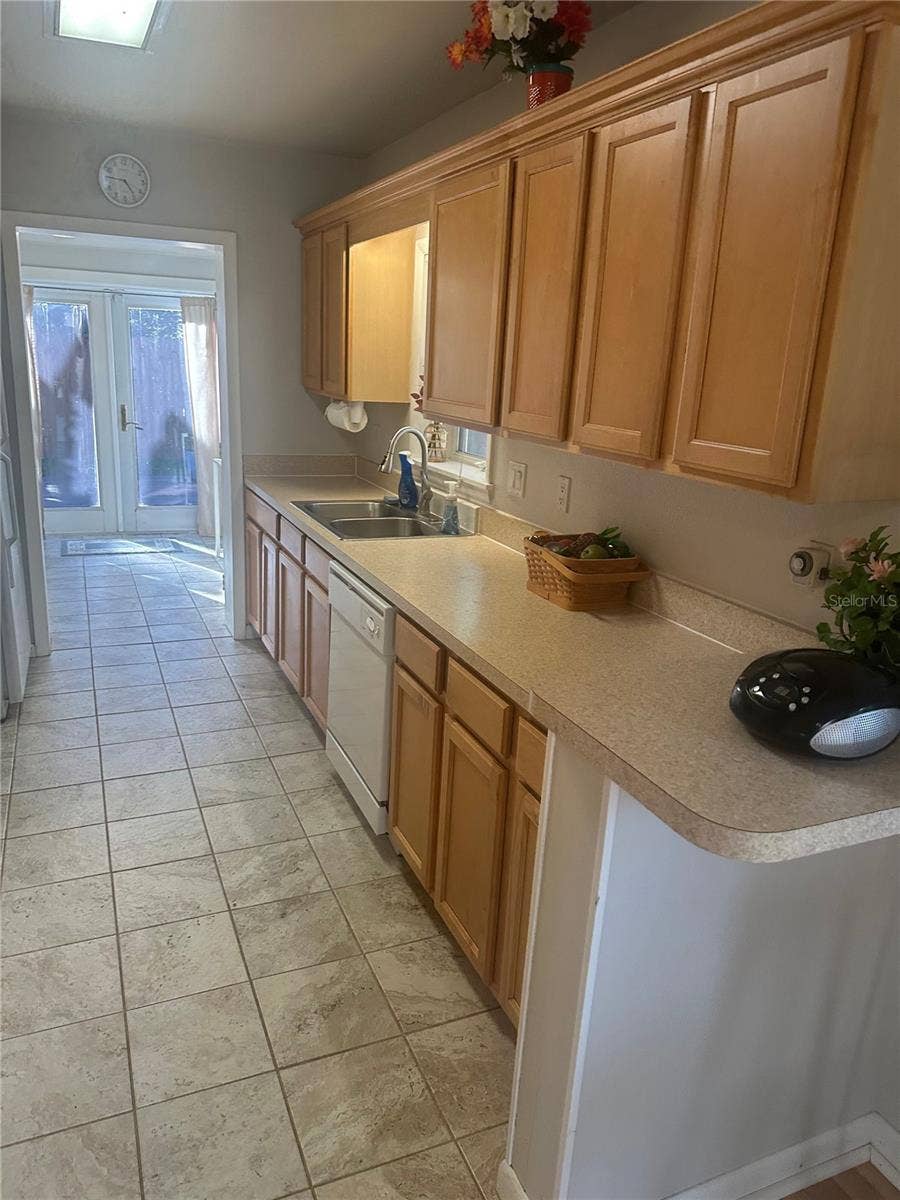 204 W 36TH STREET W, Bradenton, FL 34205 KITCHEN VIEW TO GREAT RM.