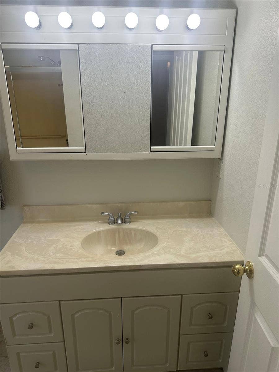 204 W 36TH STREET W, Bradenton, FL 34205 EN SUITE VANITY