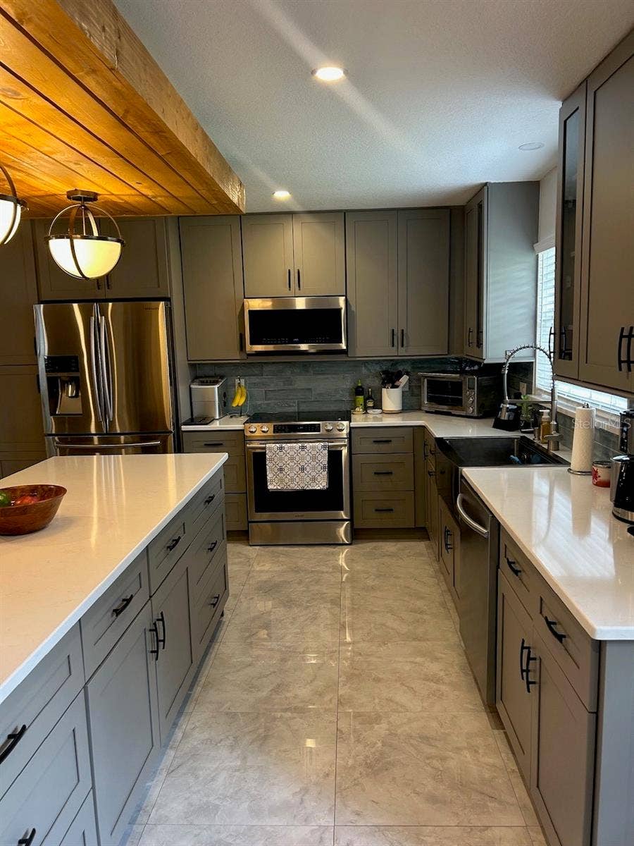 100 PALM LAKE COURT, Longwood, FL 32779 100 PALM LAKE COURT, Longwood, FL 32779