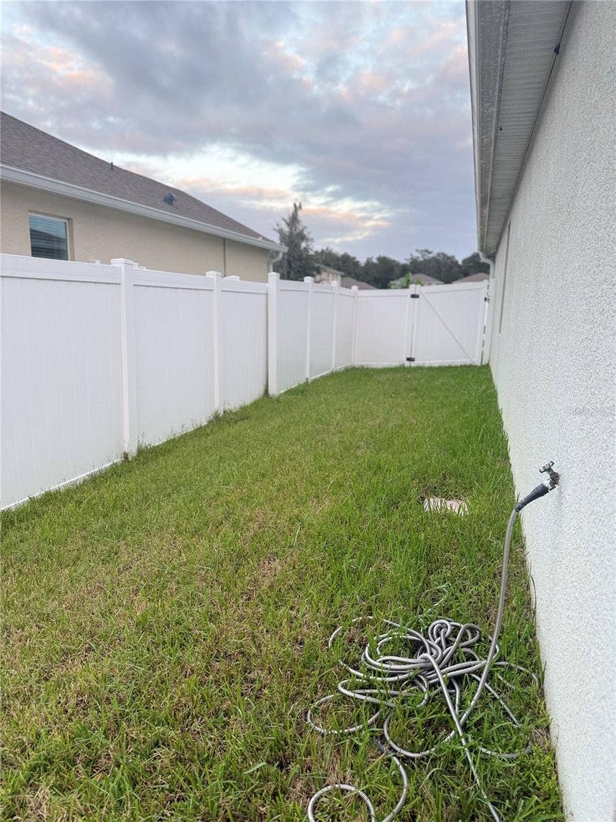 4016 SAPSUCKER LOOP, Sanford, FL 32773 Side yard