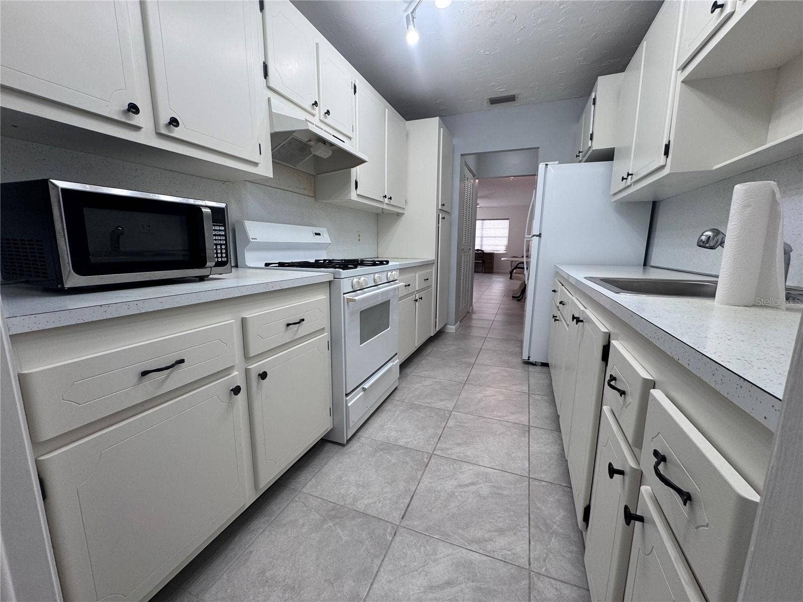 100 EL CAMINO DRIVE, #111, Winter Haven, FL 33884 Kitchen