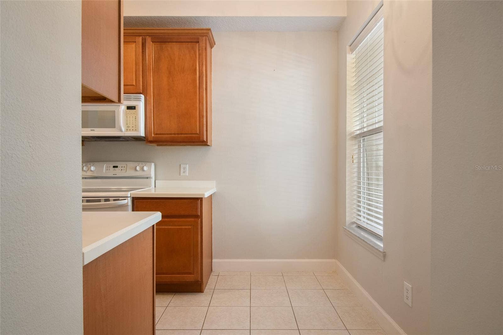 1410 CELEBRATION AVENUE, #102, Celebration, FL 34747 SMALL BREAKFAST NOOK IN THE KITCHEN