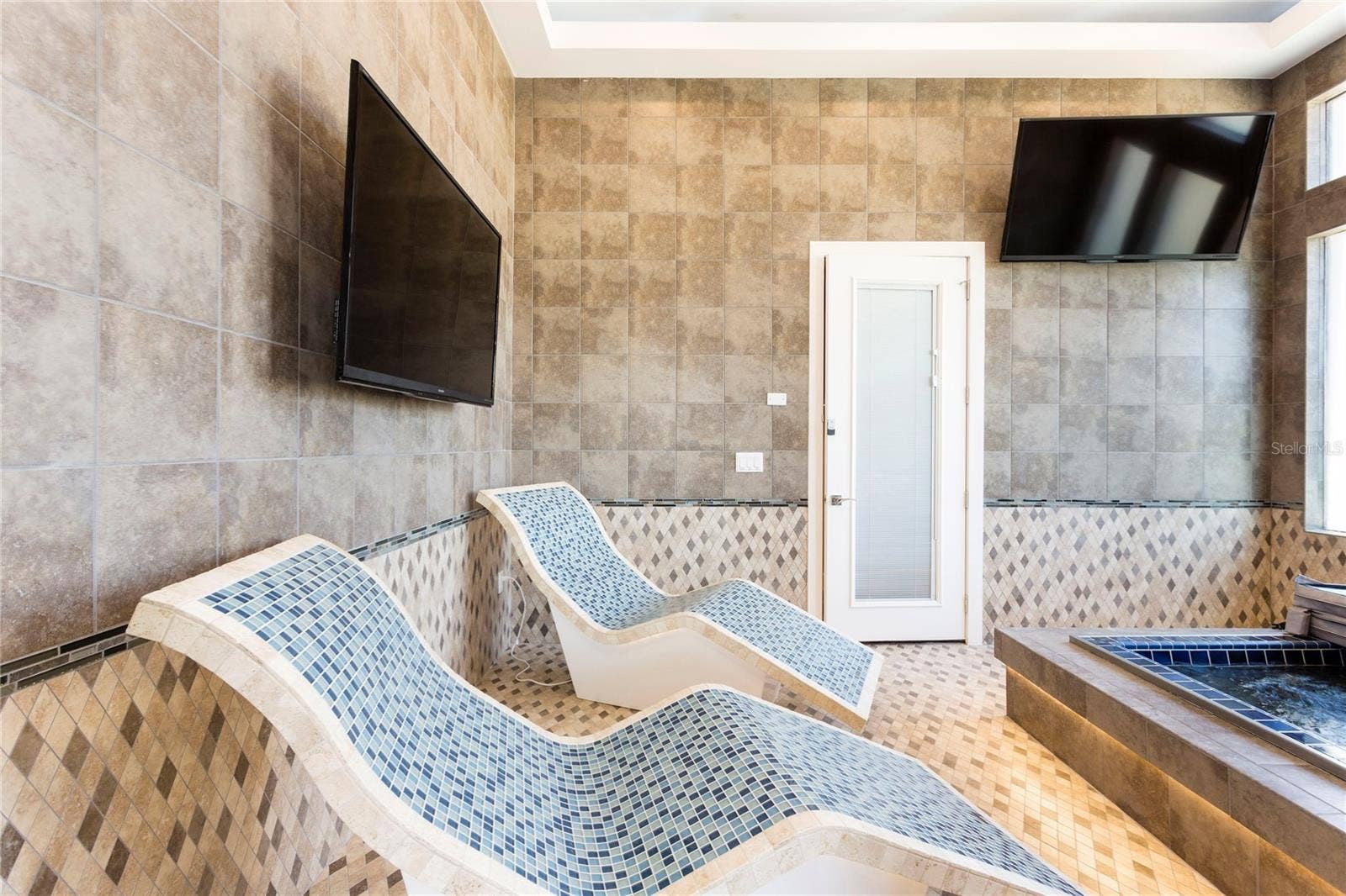 905 GOLDEN BEAR DRIVE, Reunion, FL 34747 Indoor Spa