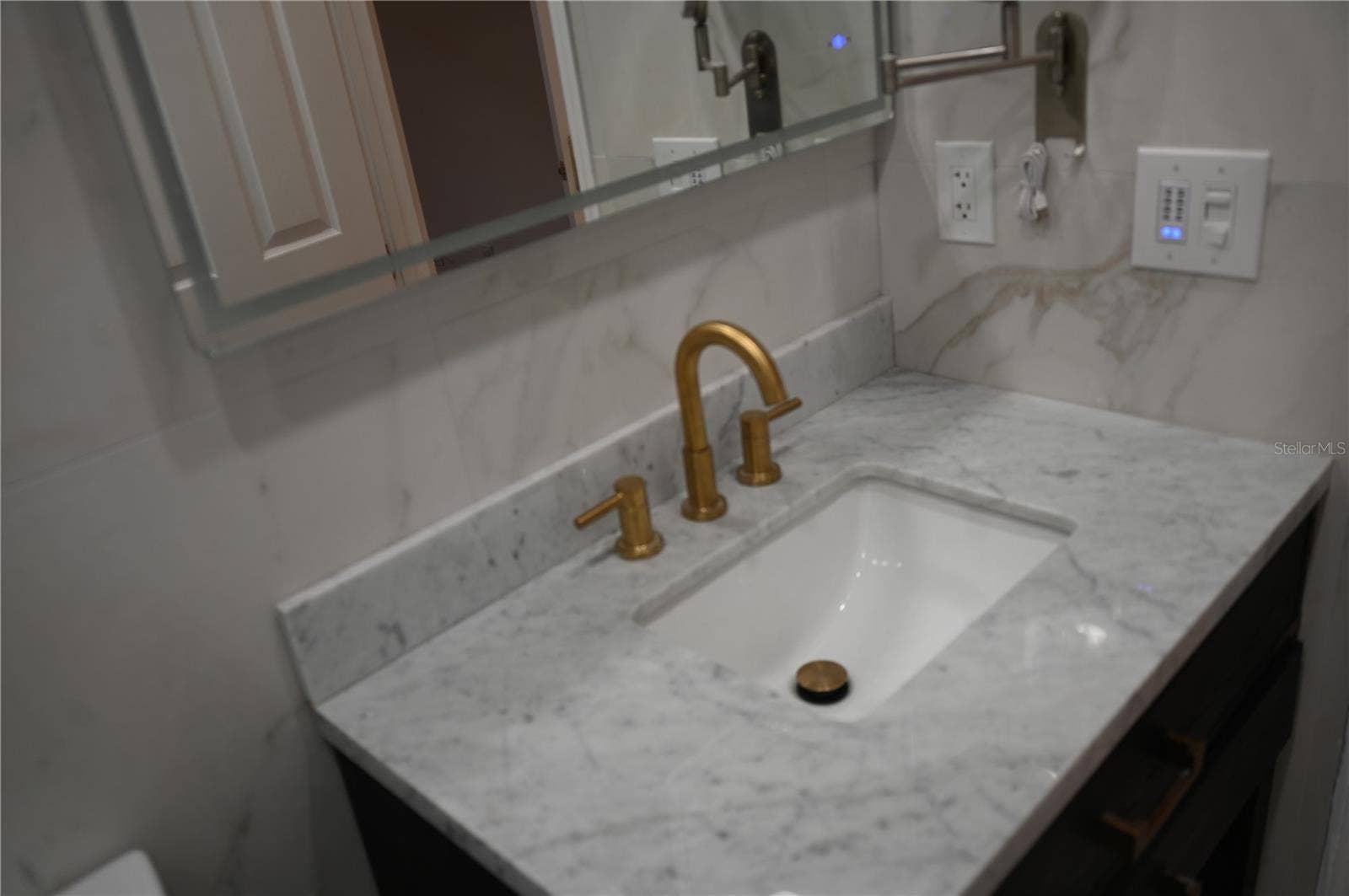 8800 OAK LANDINGS COURT, Orlando, FL 32836 2nd bathroom bathroom sink