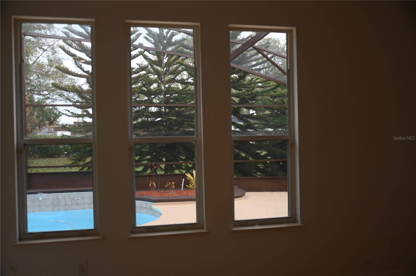 8800 OAK LANDINGS COURT, Orlando, FL 32836 Living room windows