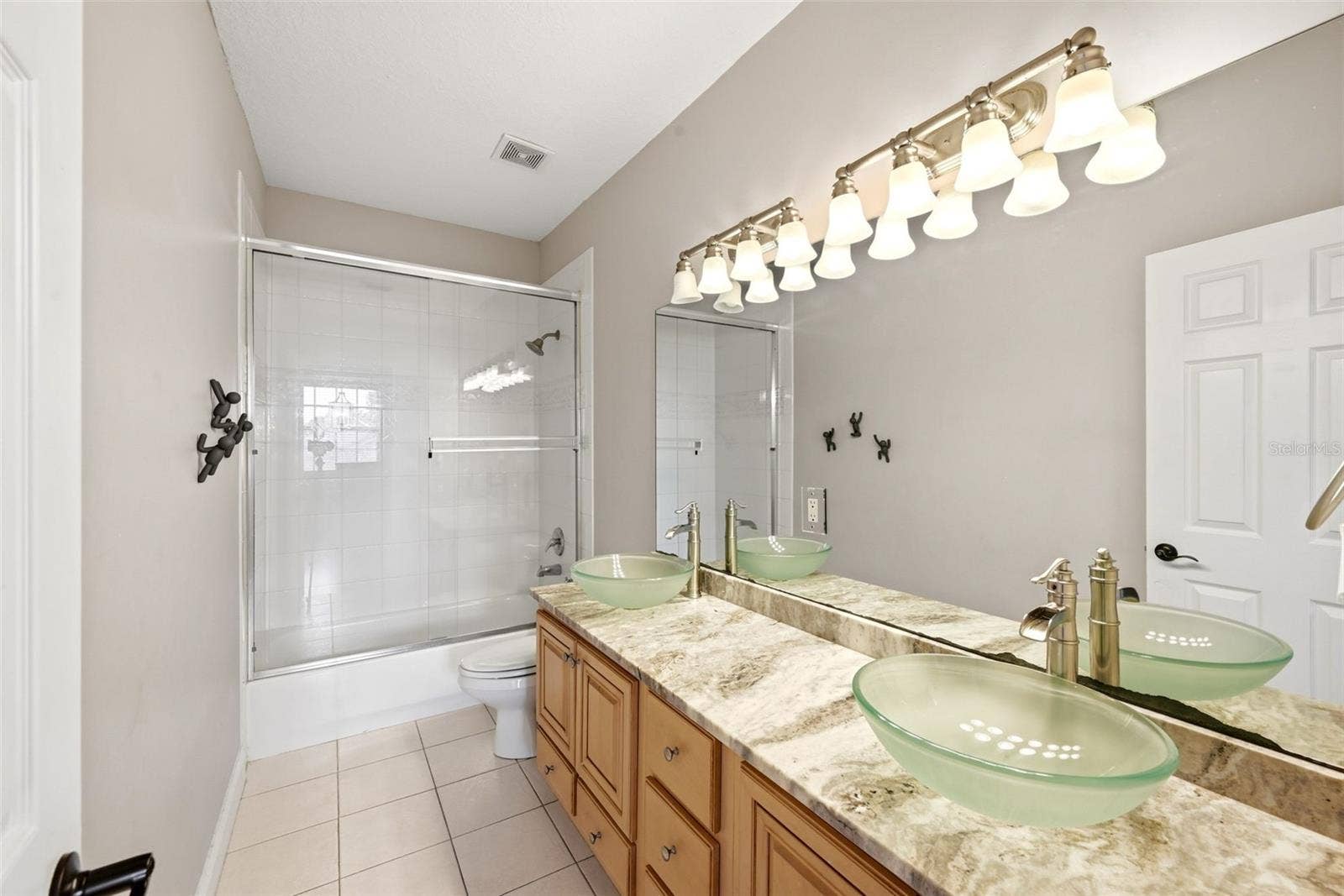 9119 BALMORAL MEWS SQ, Windermere, FL 34786 2nd floor bathroom