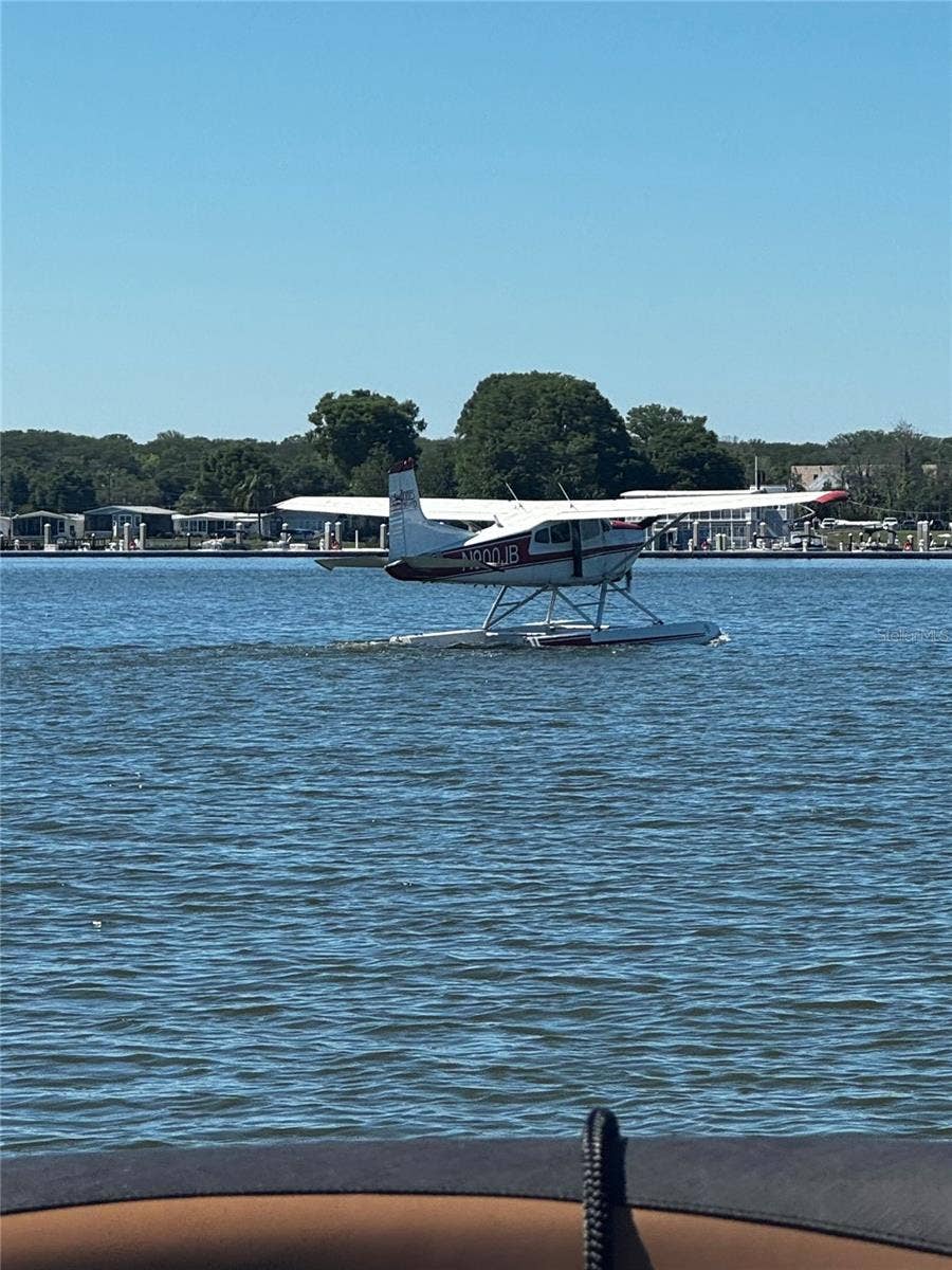 3654 HIDDEN RIVER LANE, Tavares, FL 32778 Tavares seaplane port - restaurants / bars / events - get here by boat!