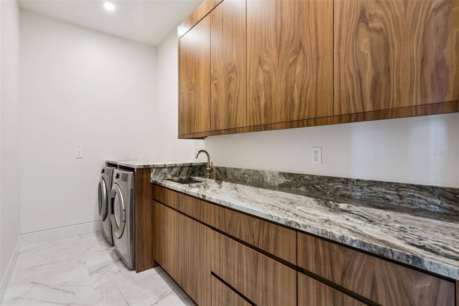 9117 BAY POINT DRIVE, Orlando, FL 32819 Downstairs laundry room