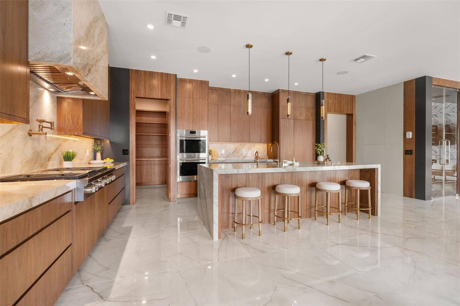 9117 BAY POINT DRIVE, Orlando, FL 32819 Hidden pantry
