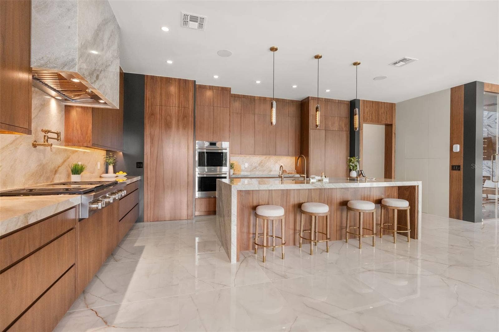 9117 BAY POINT DRIVE, Orlando, FL 32819 Plenty of space