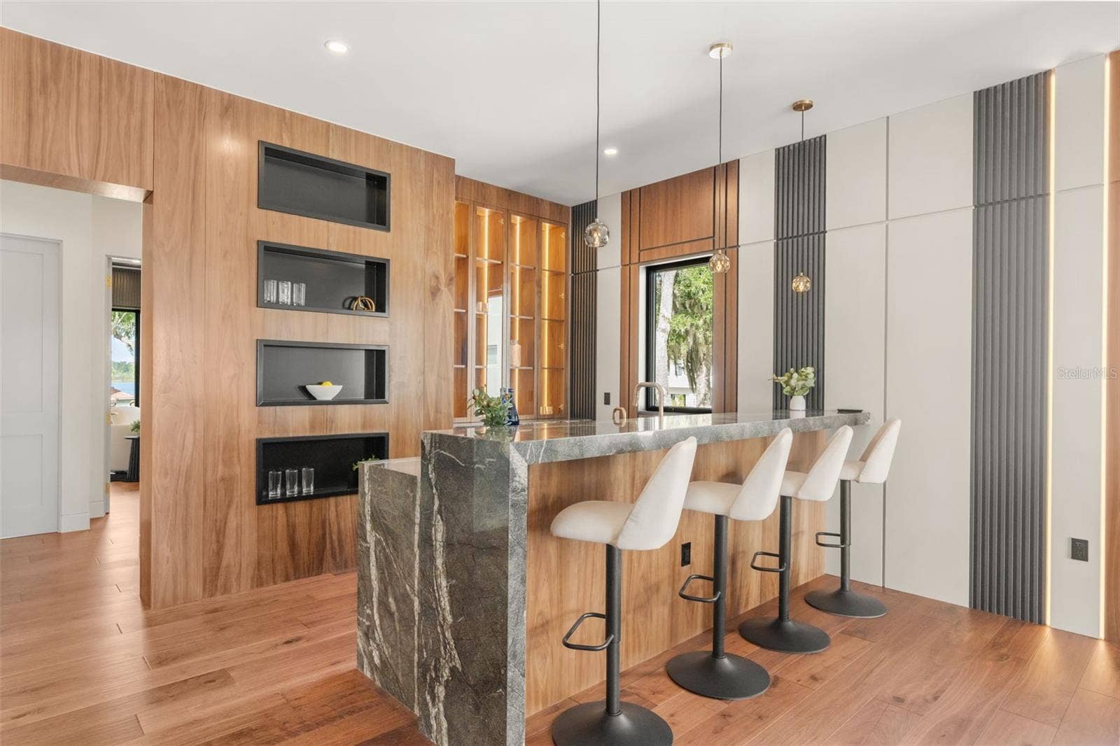 9117 BAY POINT DRIVE, Orlando, FL 32819 Featuring bar and drinks cabinet