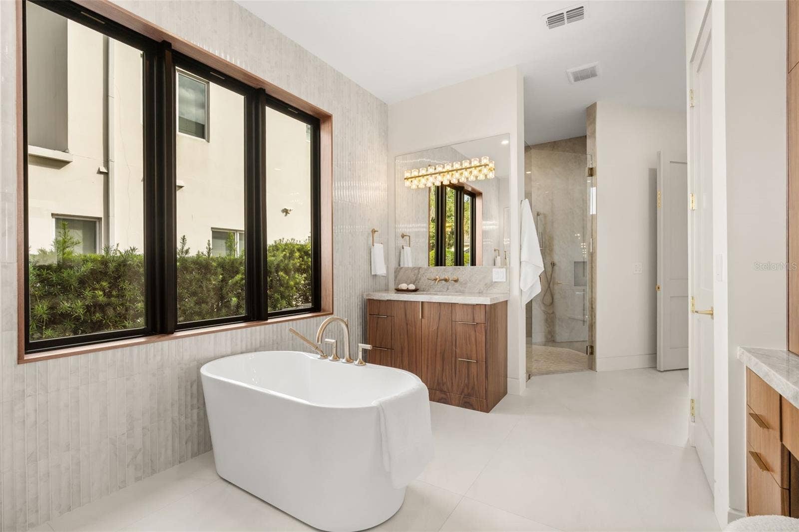 9117 BAY POINT DRIVE, Orlando, FL 32819 Free standing tub