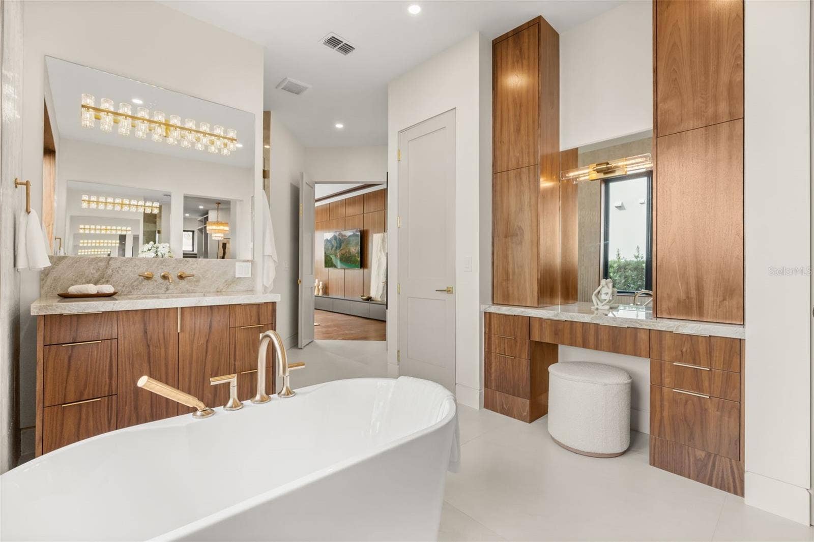 9117 BAY POINT DRIVE, Orlando, FL 32819 Dual vanities and make up station