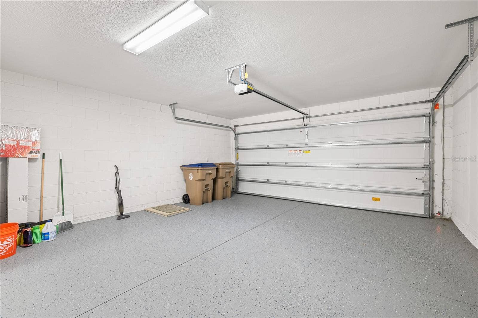 915 OVERPOOL AVENUE, Davenport, FL 33896 915 OVERPOOL AVENUE, Davenport, FL 33896