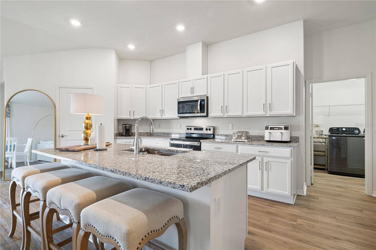 915 OVERPOOL AVENUE, Davenport, FL 33896 915 OVERPOOL AVENUE, Davenport, FL 33896