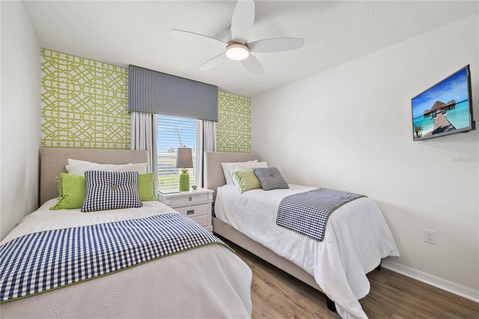 915 OVERPOOL AVENUE, Davenport, FL 33896 915 OVERPOOL AVENUE, Davenport, FL 33896