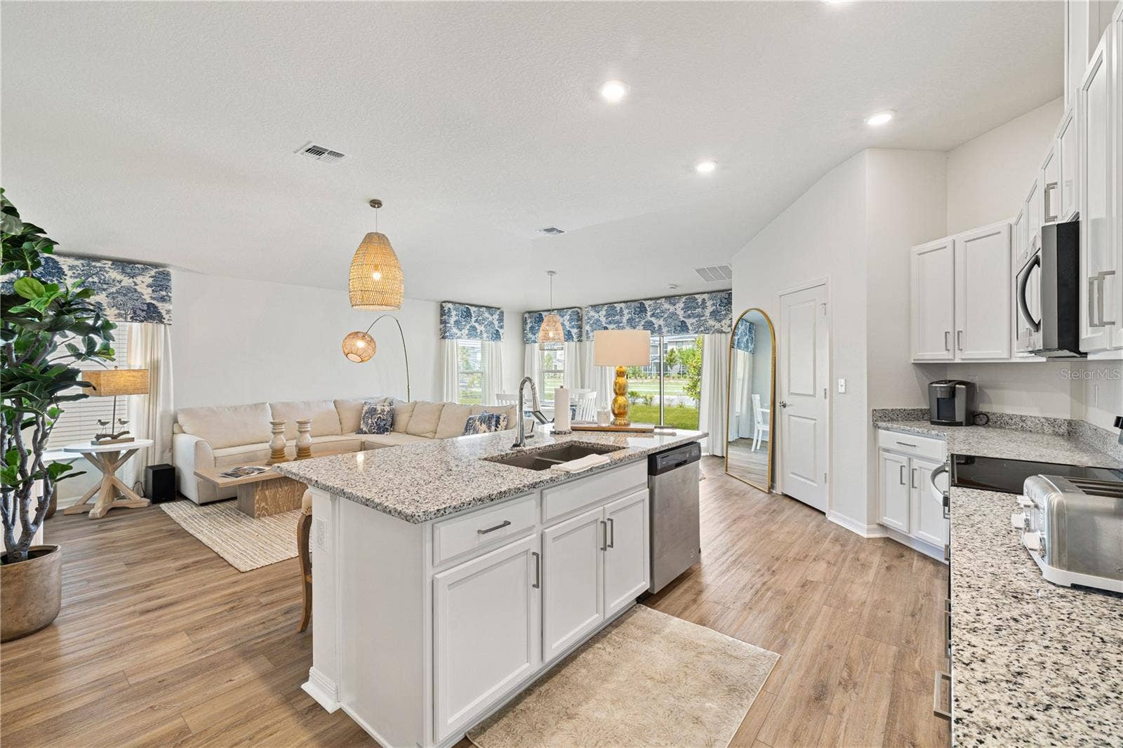 915 OVERPOOL AVENUE, Davenport, FL 33896 915 OVERPOOL AVENUE, Davenport, FL 33896