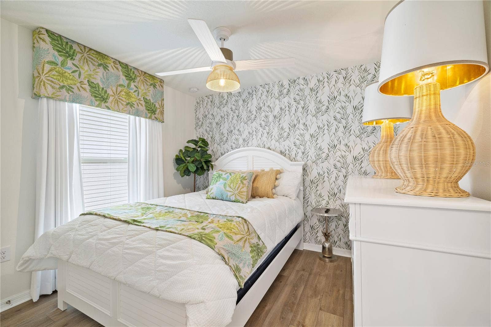 915 OVERPOOL AVENUE, Davenport, FL 33896 915 OVERPOOL AVENUE, Davenport, FL 33896