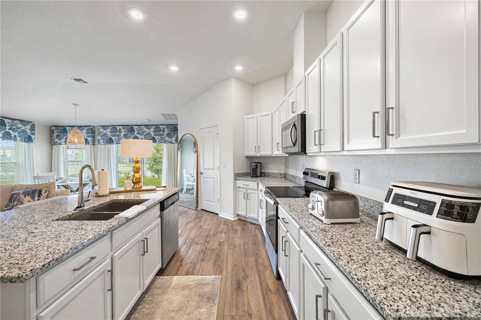 915 OVERPOOL AVENUE, Davenport, FL 33896 915 OVERPOOL AVENUE, Davenport, FL 33896