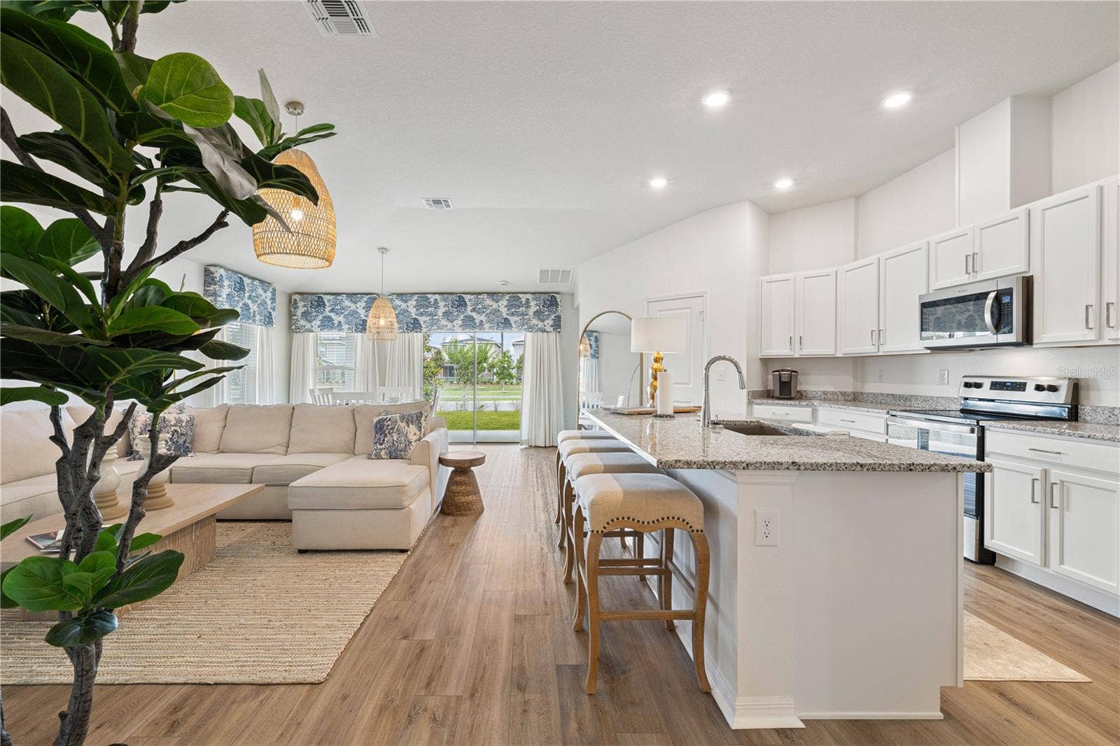 915 OVERPOOL AVENUE, Davenport, FL 33896 915 OVERPOOL AVENUE, Davenport, FL 33896