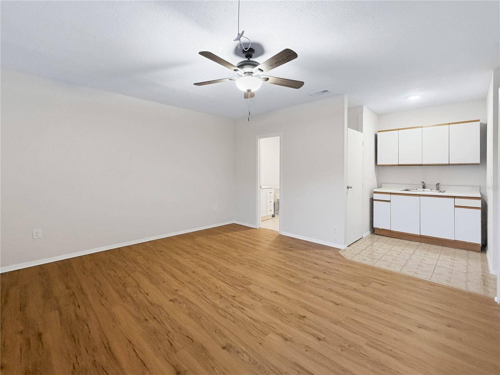 2658 CERAM AVENUE, Orlando, FL 32837 Studio Kitchenet