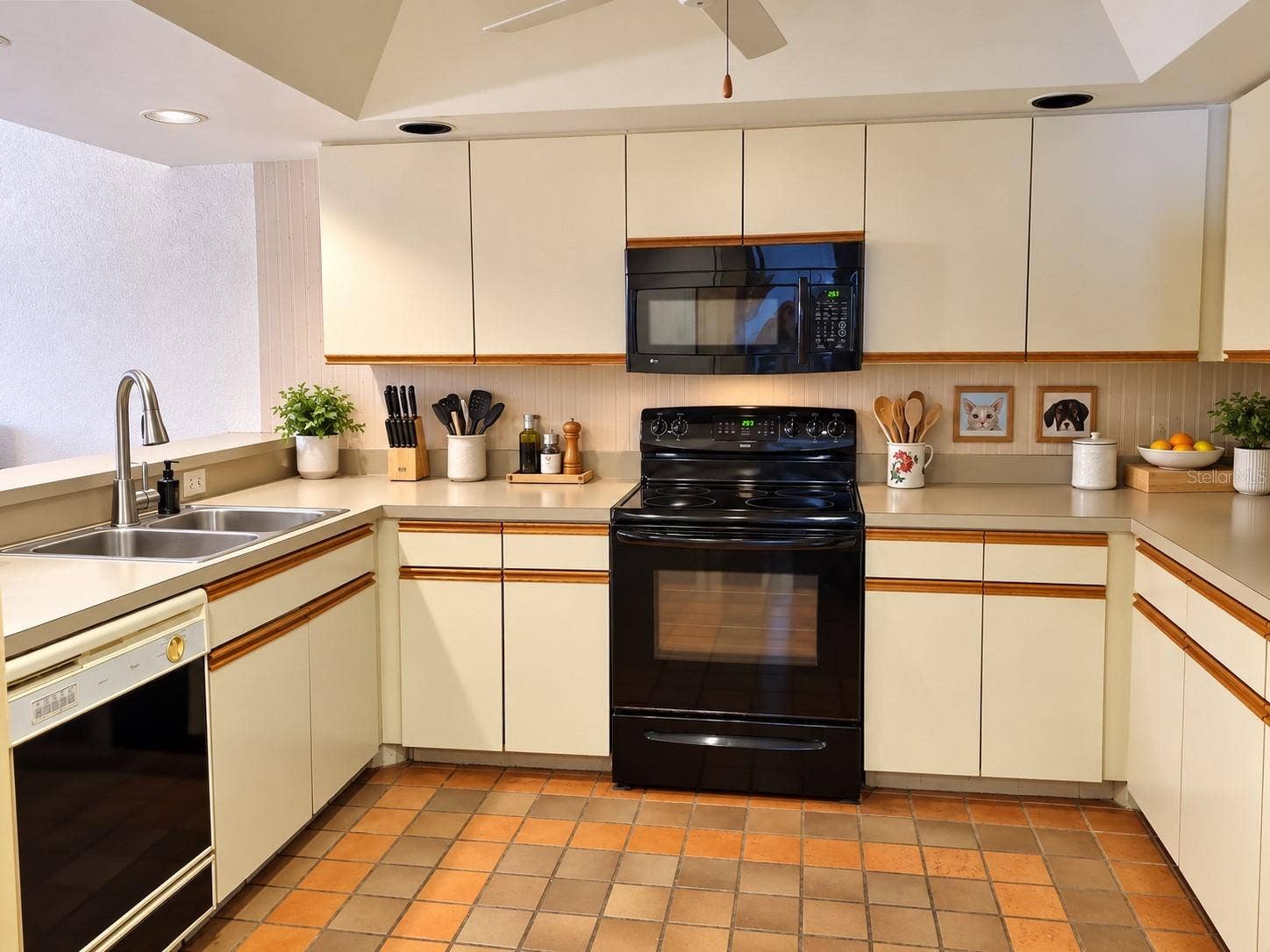 1061 ARAGON AVENUE, #1061, Winter Park, FL 32789 Large kitchen