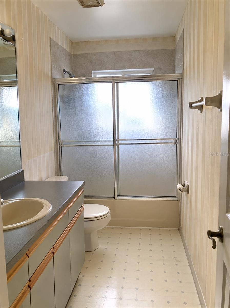 1061 ARAGON AVENUE, #1061, Winter Park, FL 32789 Upstairs hall bath