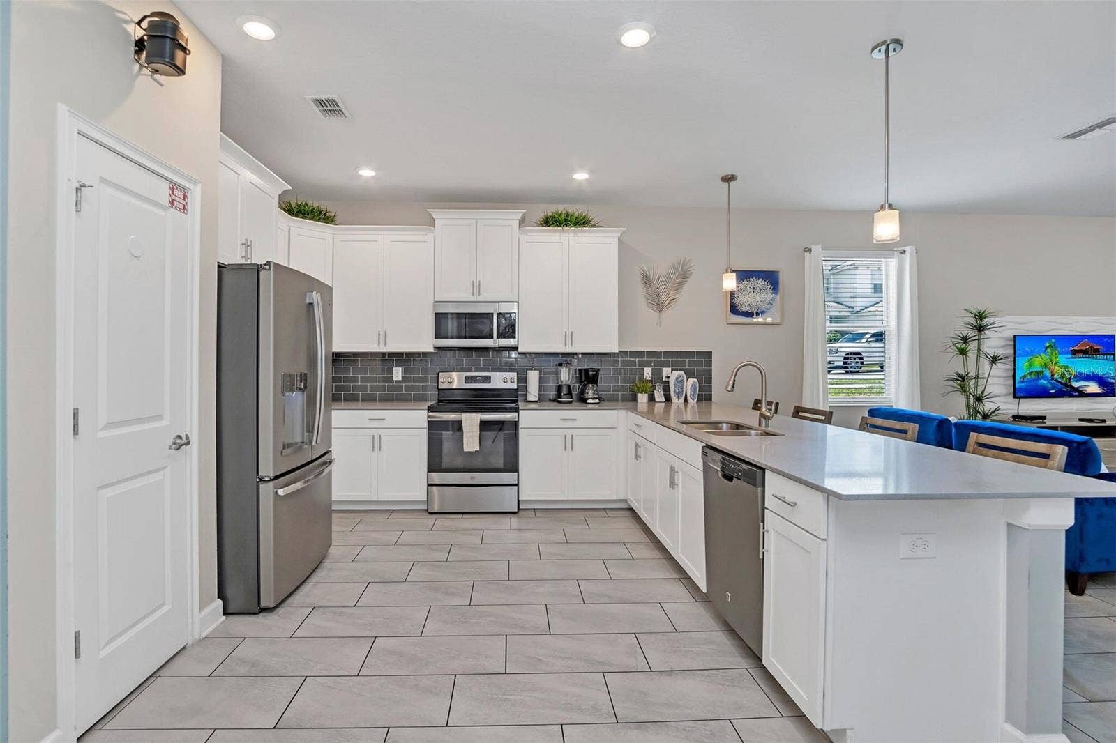 1598 SANDBAGGER, Davenport, FL 33896 Gorgeous kitchen awaiting a new chef