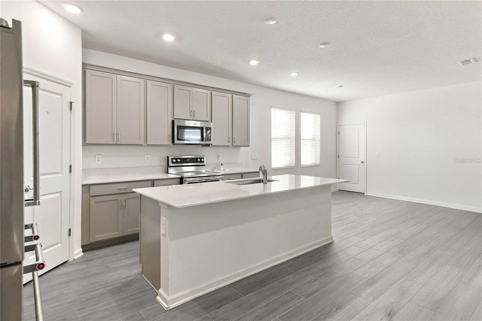 6459 PINE FORK ALLEY, St Cloud, FL 34771 Kitchen Island