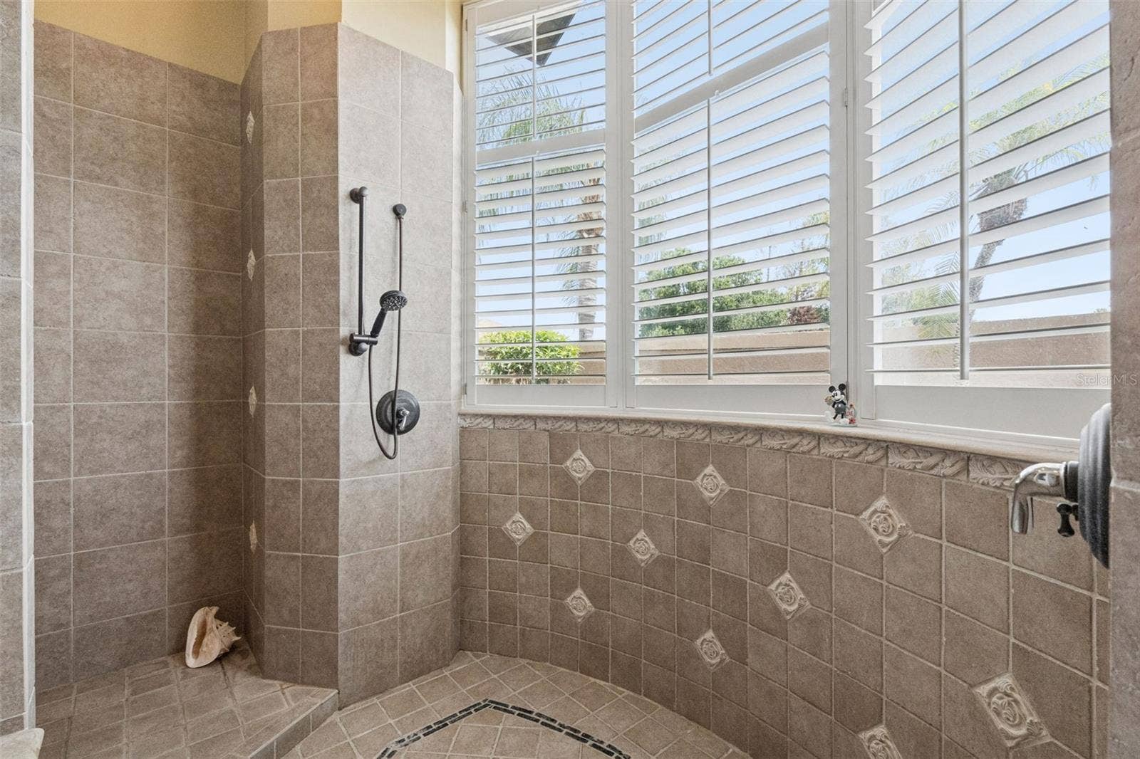 9400 LAWS RD, Clermont, FL 34714 1st floor primary shower