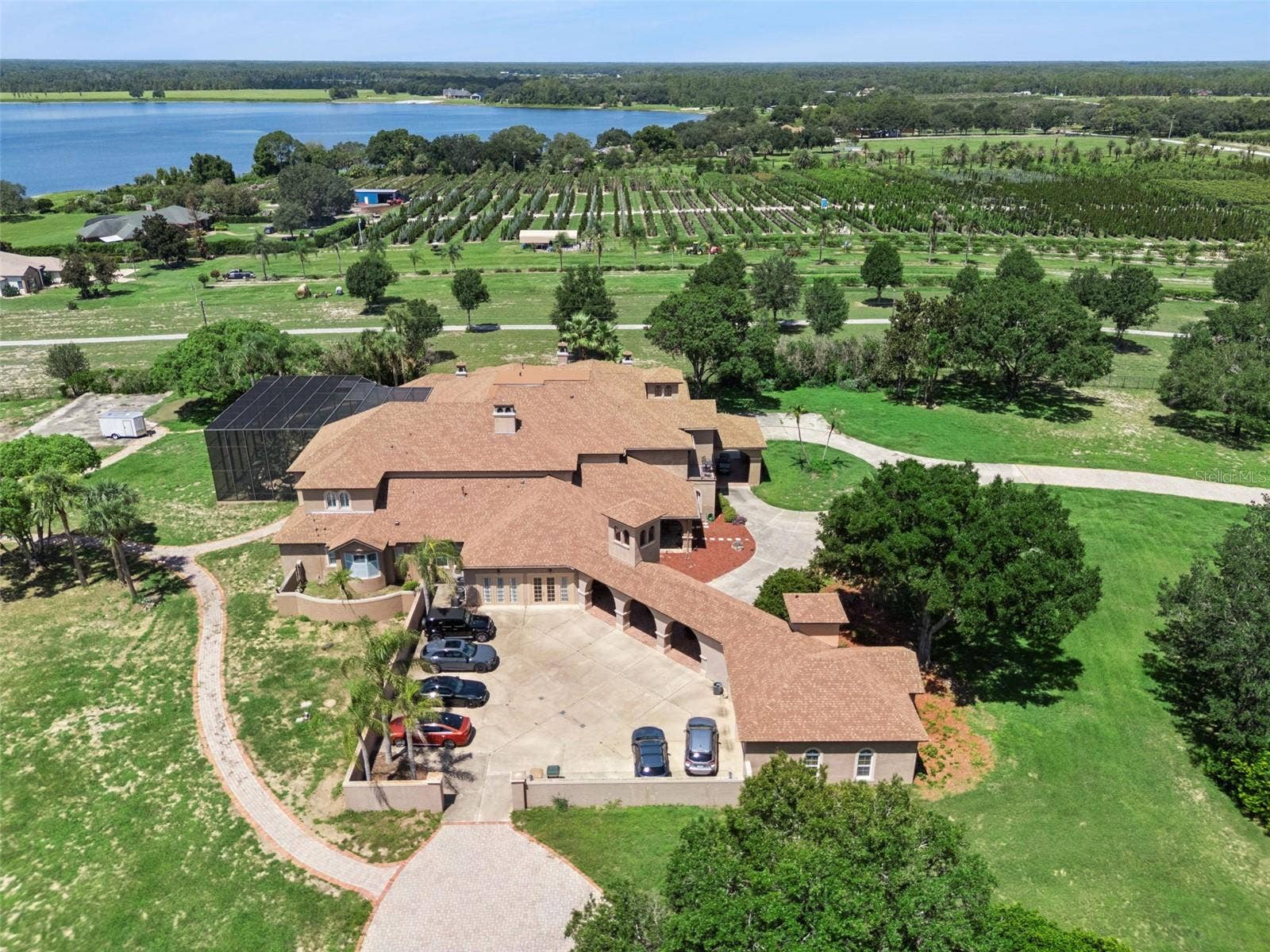 9400 LAWS RD, Clermont, FL 34714 Large parking space