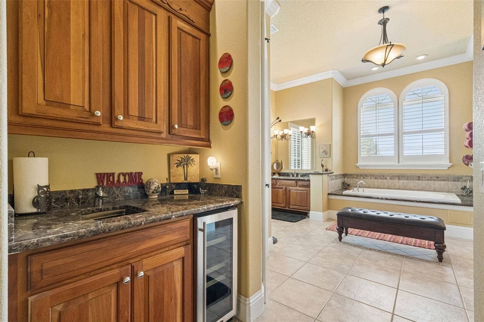 9400 LAWS RD, Clermont, FL 34714 1st floor guest suite wet bar