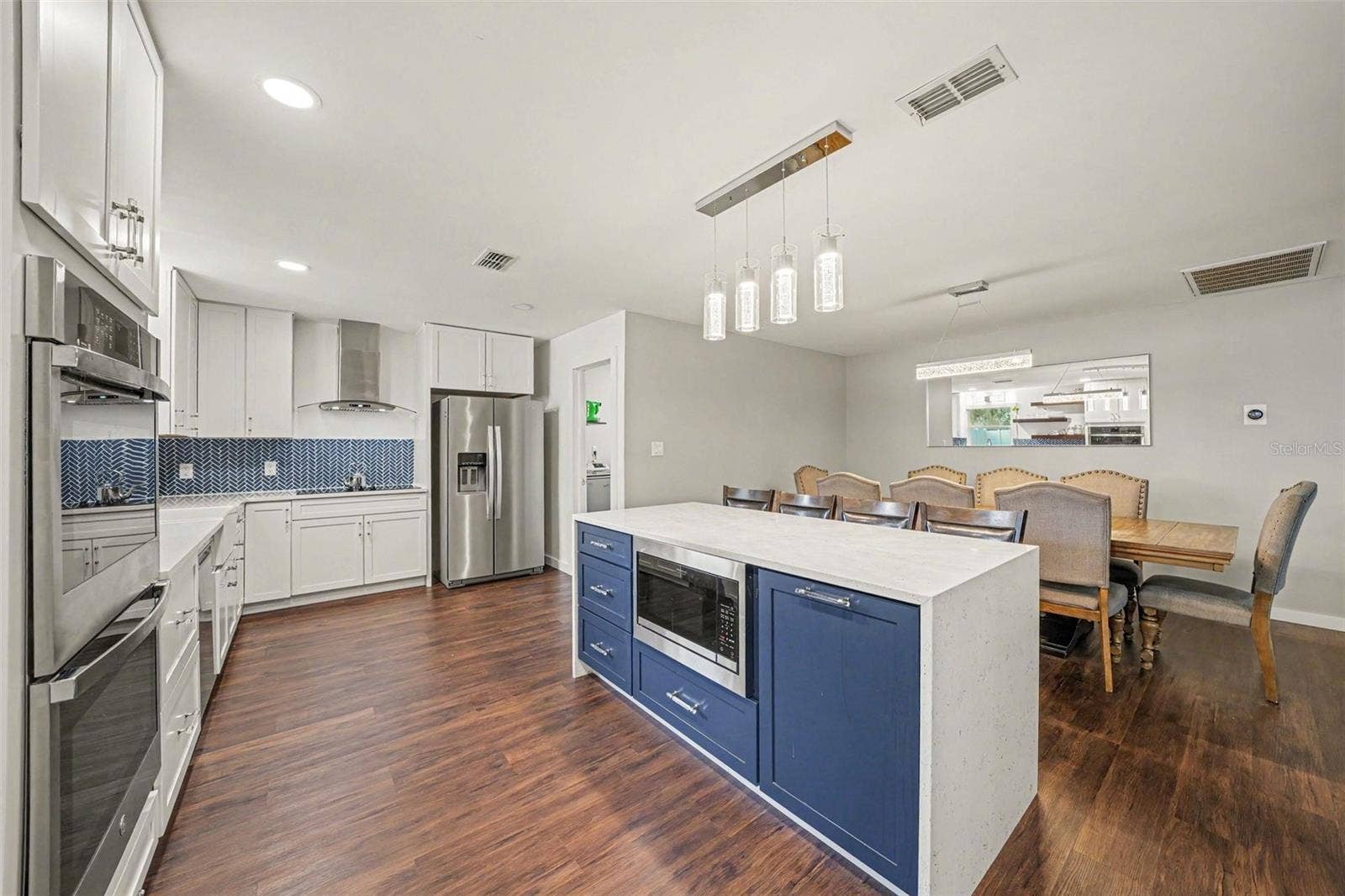 1592 SKYLINE DRIVE, Kissimmee, FL 34744 Dazzling Blue Kitchen Island w/microwave & extra storage