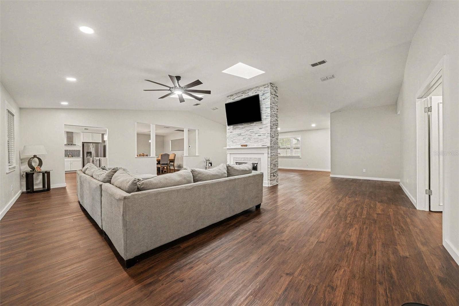 1592 SKYLINE DRIVE, Kissimmee, FL 34744 Spacious 27'x18'8" Family Room w/ ceiling fan