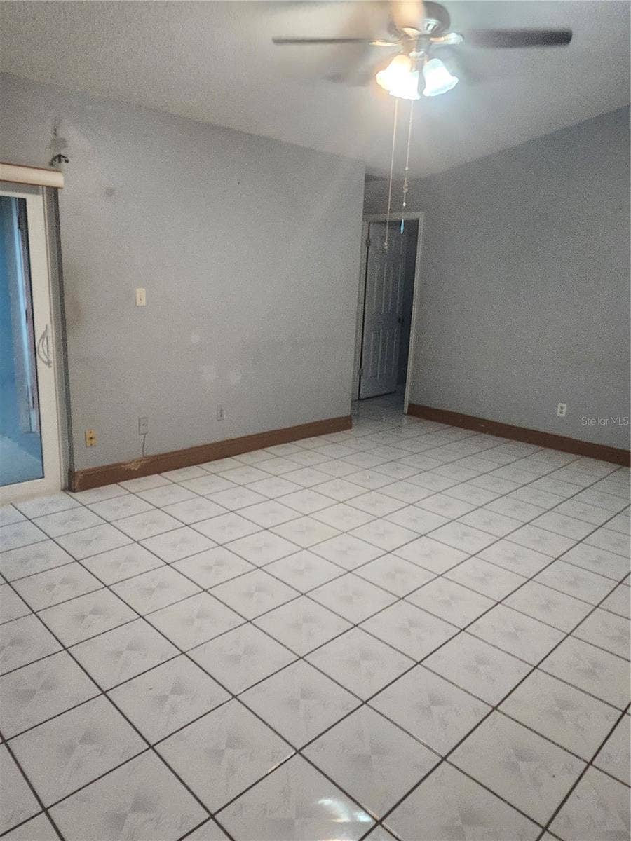Orlando, FL 32836 HALL BATH WITH YARD ACCESS B