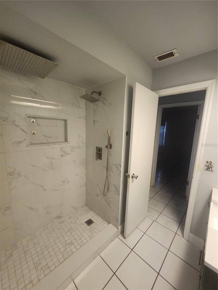 Orlando, FL 32836 HALL BATH WITH YARD ACCESS B