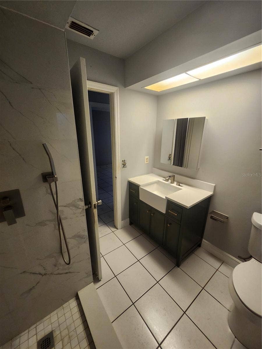 Orlando, FL 32836 HALL BATH WITH YARD ACCESS C