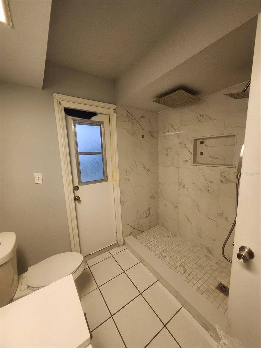 Orlando, FL 32836 HALL BATH WITH YARD ACCESS A