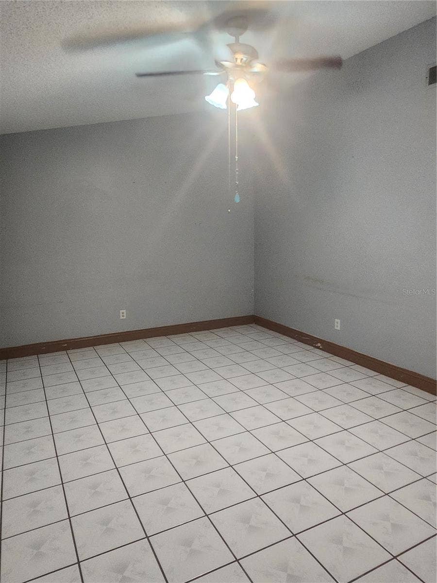 Orlando, FL 32836 HALL BATH WITH YARD ACCESS C
