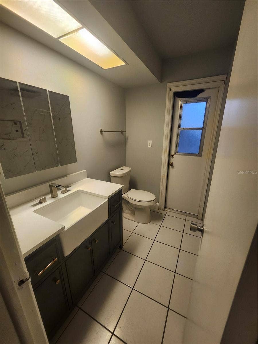 Orlando, FL 32836 HALL BATH WITH YARD ACCESS