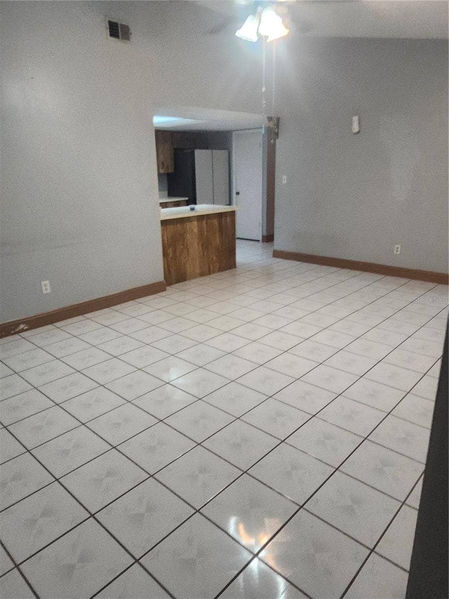 Orlando, FL 32836 HALL BATH WITH YARD ACCESS