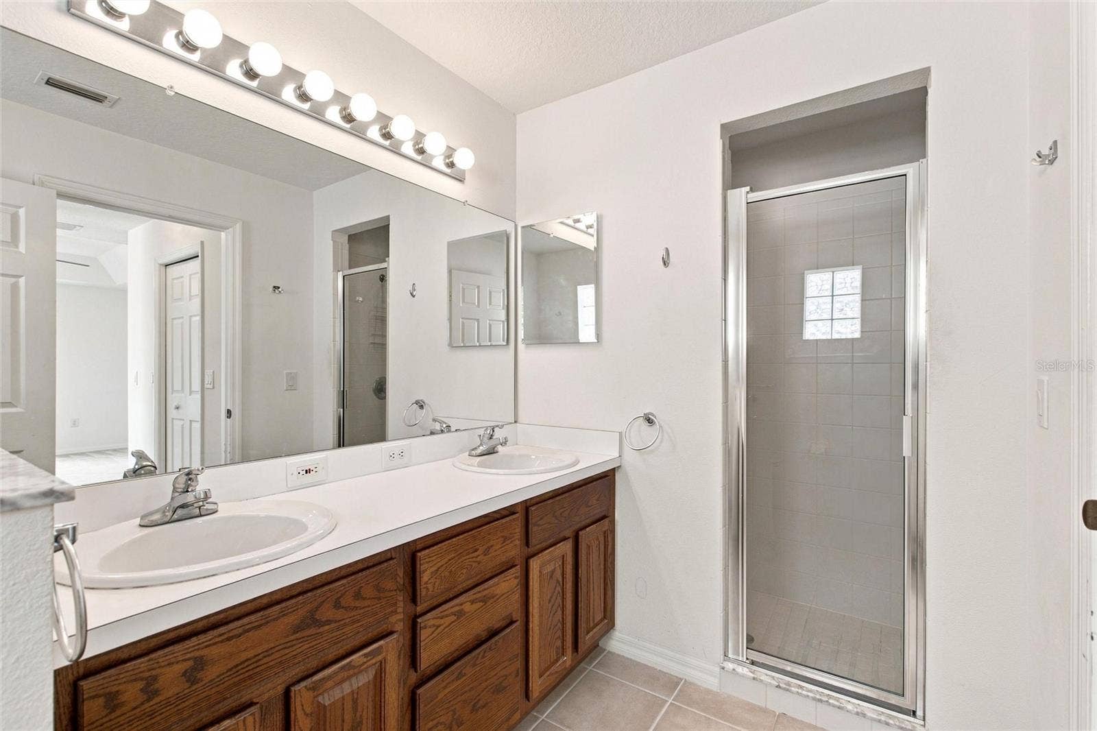 347 ROYAL PALM DR, Davenport, FL 33837 Primary bathroom