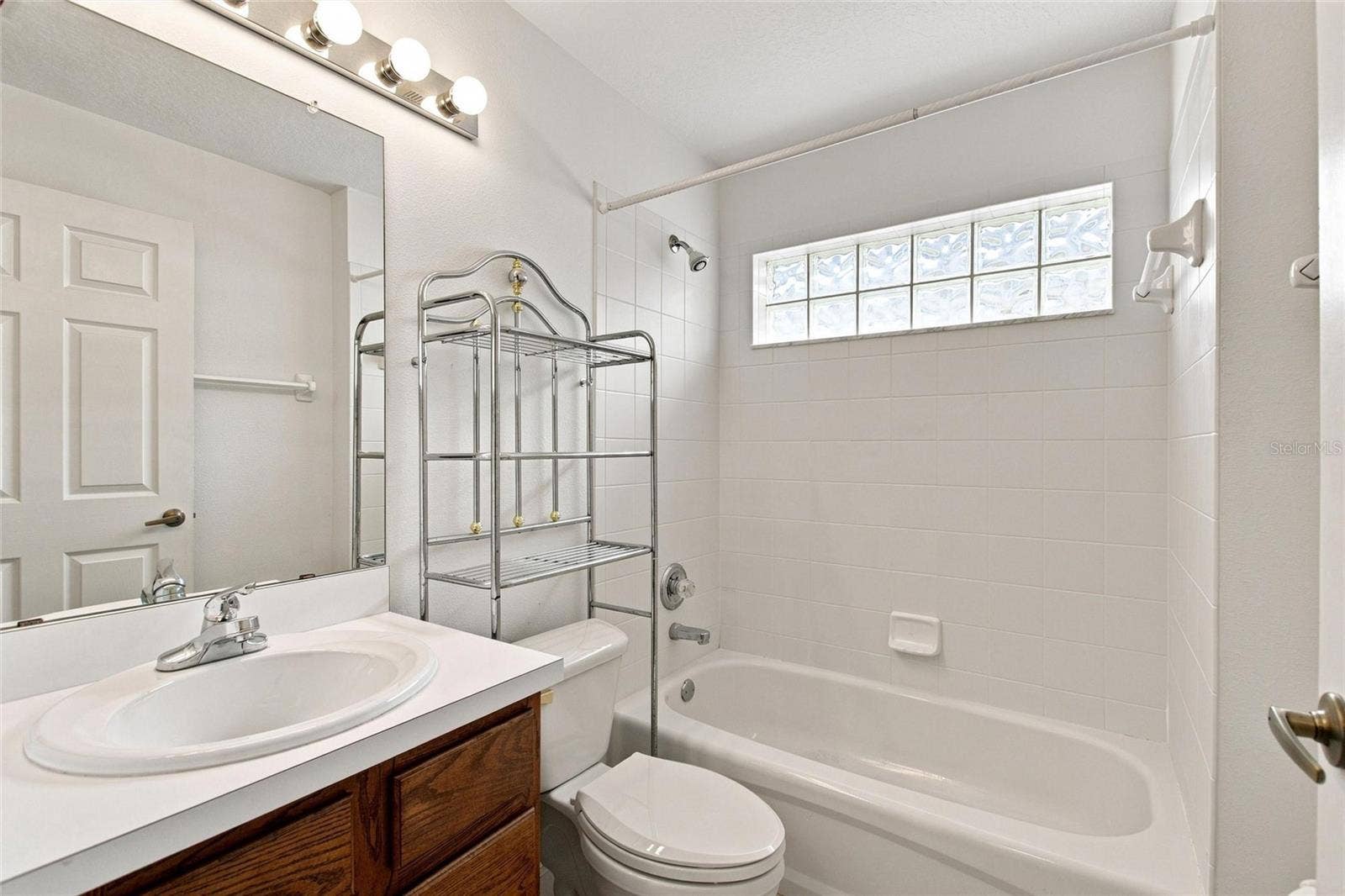 347 ROYAL PALM DR, Davenport, FL 33837 Guest bathroom has linen closet in hallway