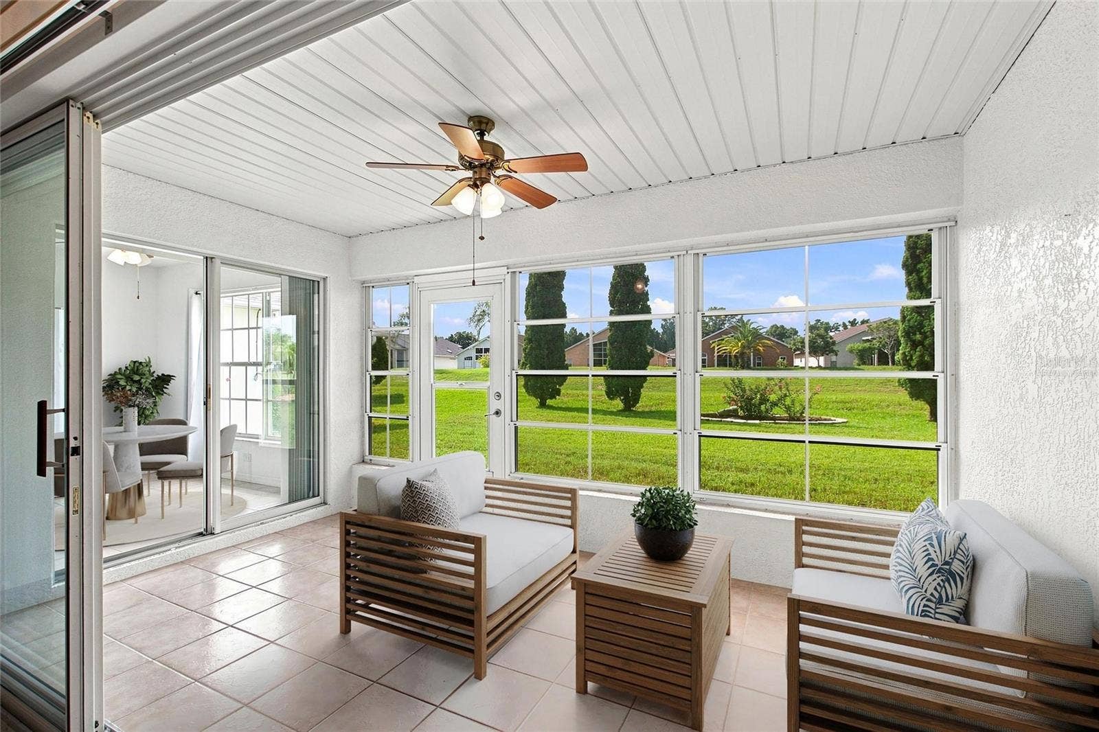 347 ROYAL PALM DR, Davenport, FL 33837 Virtually staged South-Facing Lanai & Kitchen eating area