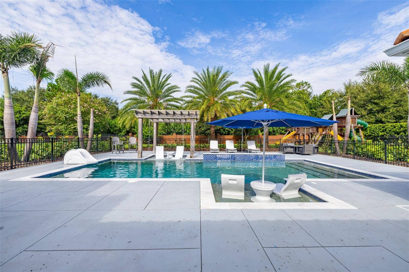 5526 MARLEON DRIVE, Windermere, FL 34786 Resort style pool
